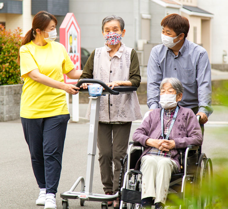 フレステップでは、サービス付き高齢者住宅、住宅型有料老人ホームのほかに、居宅介護支援、訪問介護、訪問看護、福祉用具貸与・販売など介護事業を総合的に展開しています。